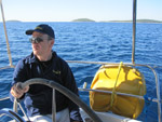 Cashier at the steeringwheel - Yachtcharter Schweden, Mitsegeln Schweden