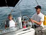 Navigator at steeringwheel - Yachtcharter Schweden, Mitsegeln Schweden